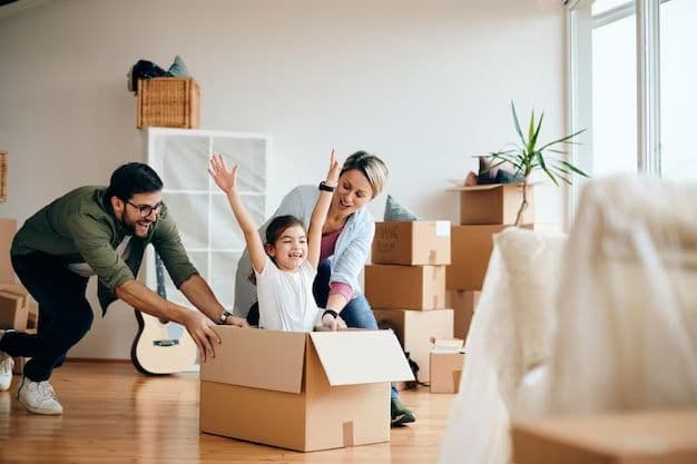 Familia jugando con cajas de mudanza en su nuevo hogar