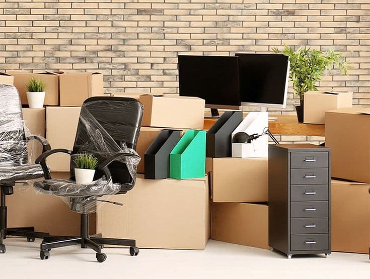 Oficina con muebles y cajas empacados para la mudanza