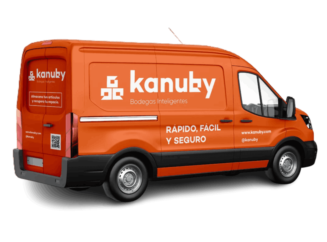 Camioneta naranja de Kanuby con el lema Rápido, fácil y seguro