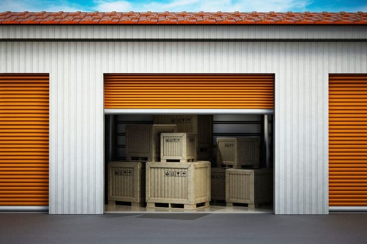 Minibodega abierta con cajas de madera ordenadas