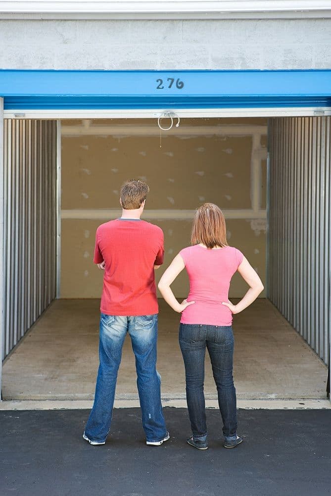 Pareja mirando una minibodega vacía